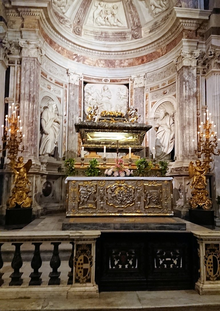ピサの大聖堂の内部の祭壇