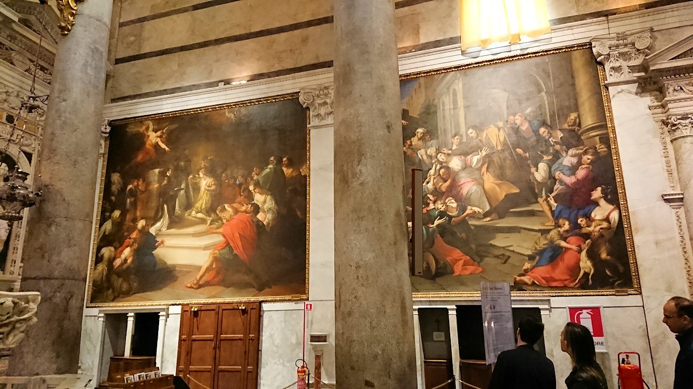 ピサの大聖堂の内部にある大きな絵画2