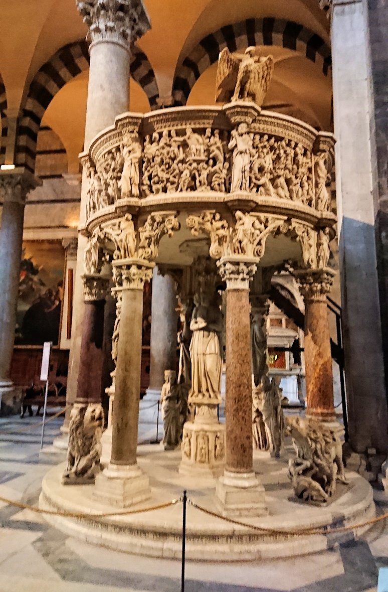 ピサの大聖堂の内部の説教壇