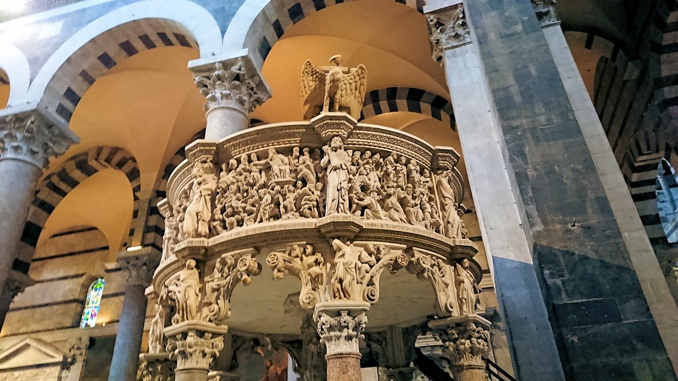 ピサの大聖堂の内部の説教壇のアップ