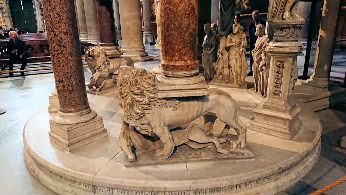 ピサの大聖堂の内部の説教壇のライオン部分