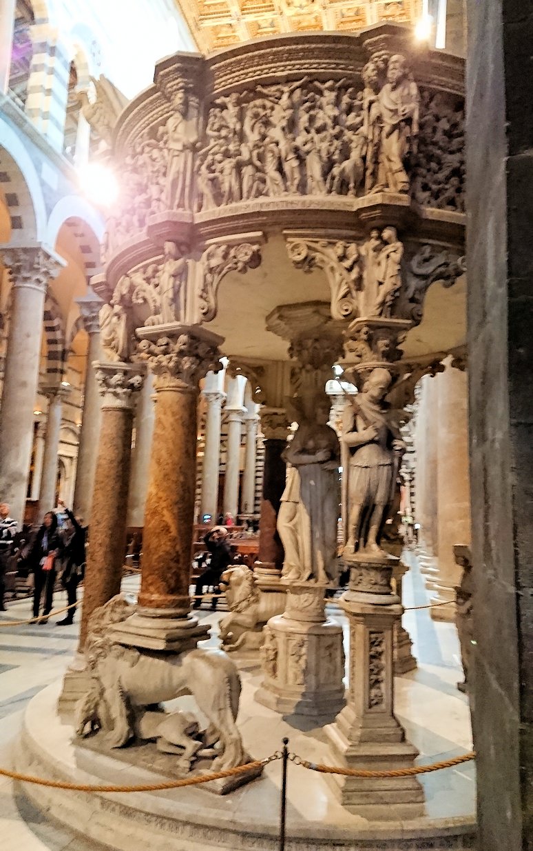ピサの大聖堂の内部の説教壇2