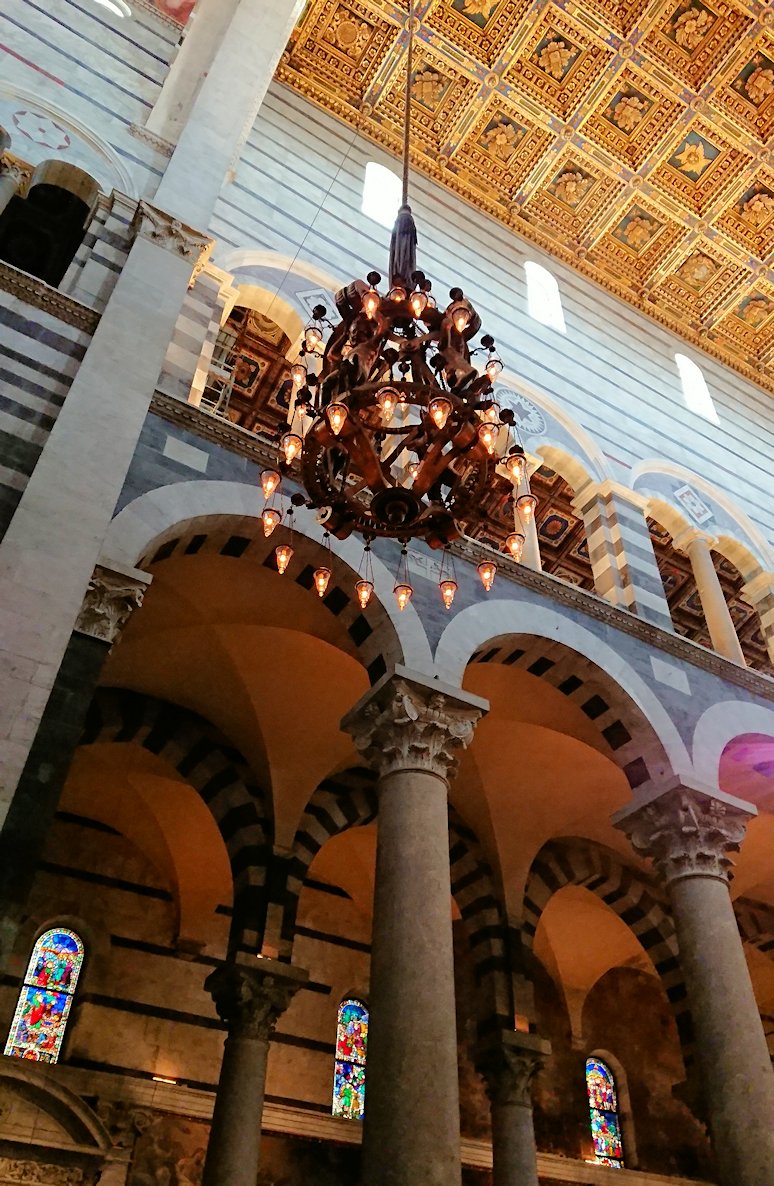 ピサの大聖堂の内部のガリレオのランプ