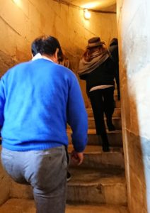 ピサの斜塔の中に入り階段を上っていきます2