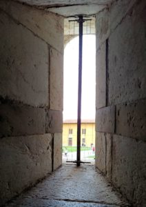 ピサの斜塔の中に入り階段を登る途中の窓