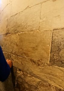 ピサの斜塔の内部の壁