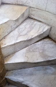 ピサの斜塔のすり減った階段2