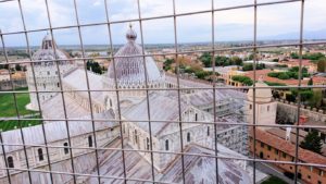 ピサの斜塔の頂上から大聖堂を見る