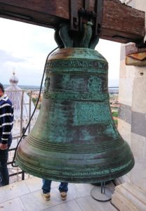 ピサの斜塔の鐘のアップ