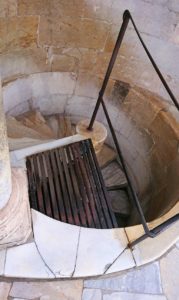 ピサの斜塔の頂上の階段