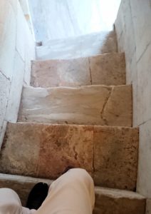 ピサの斜塔の下りの階段