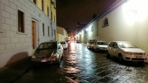 フィレンツェの夜の街並みを歩く