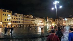 フィレンツェの夜のサンタクローチェ広場