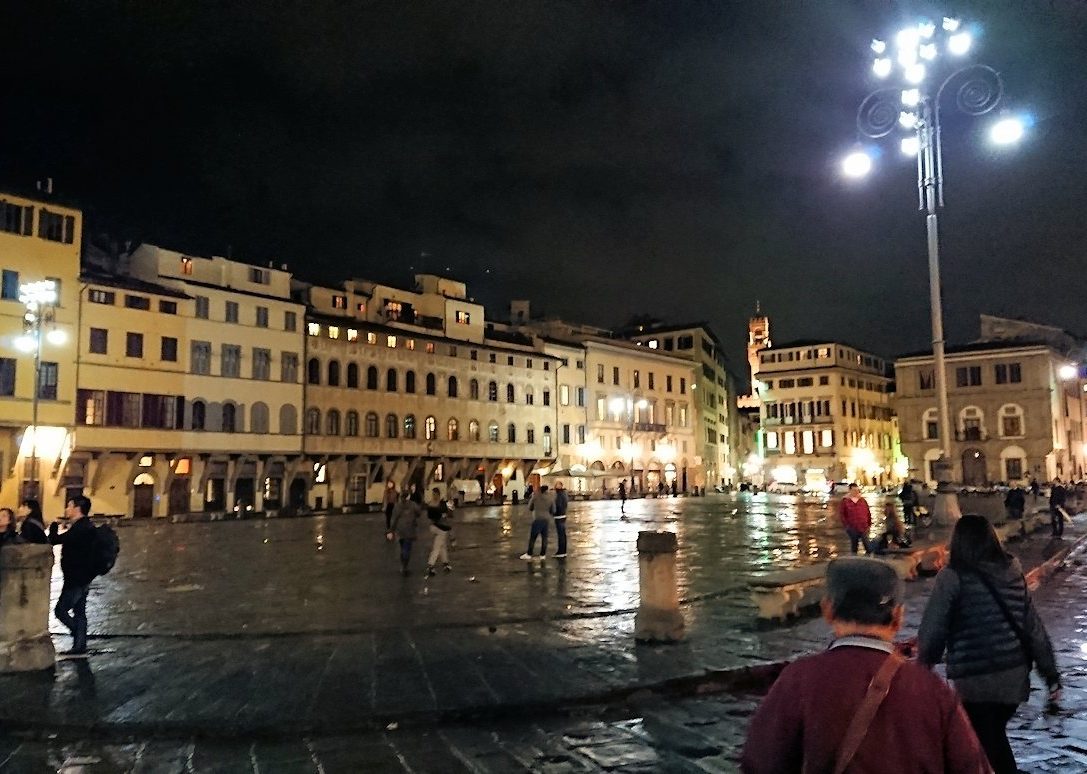 フィレンツェの夜のサンタクローチェ広場