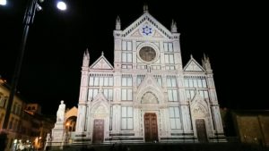 フィレンツェの夜のサンタクローチェ教会の正面
