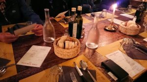 フィレンツェのレストランのテーブル