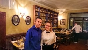 フィレンツェのレストランの美人ウエイトレスさんと記念写真を