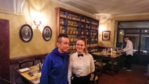 フィレンツェのレストランの美人ウエイトレスさんと記念写真を2