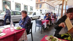 ローマ市内でバスを降りてピザ屋さんでまず野菜を食べる
