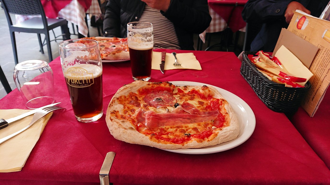 ローマ市内でバスを降りてピザ屋さんで出てきたピザ