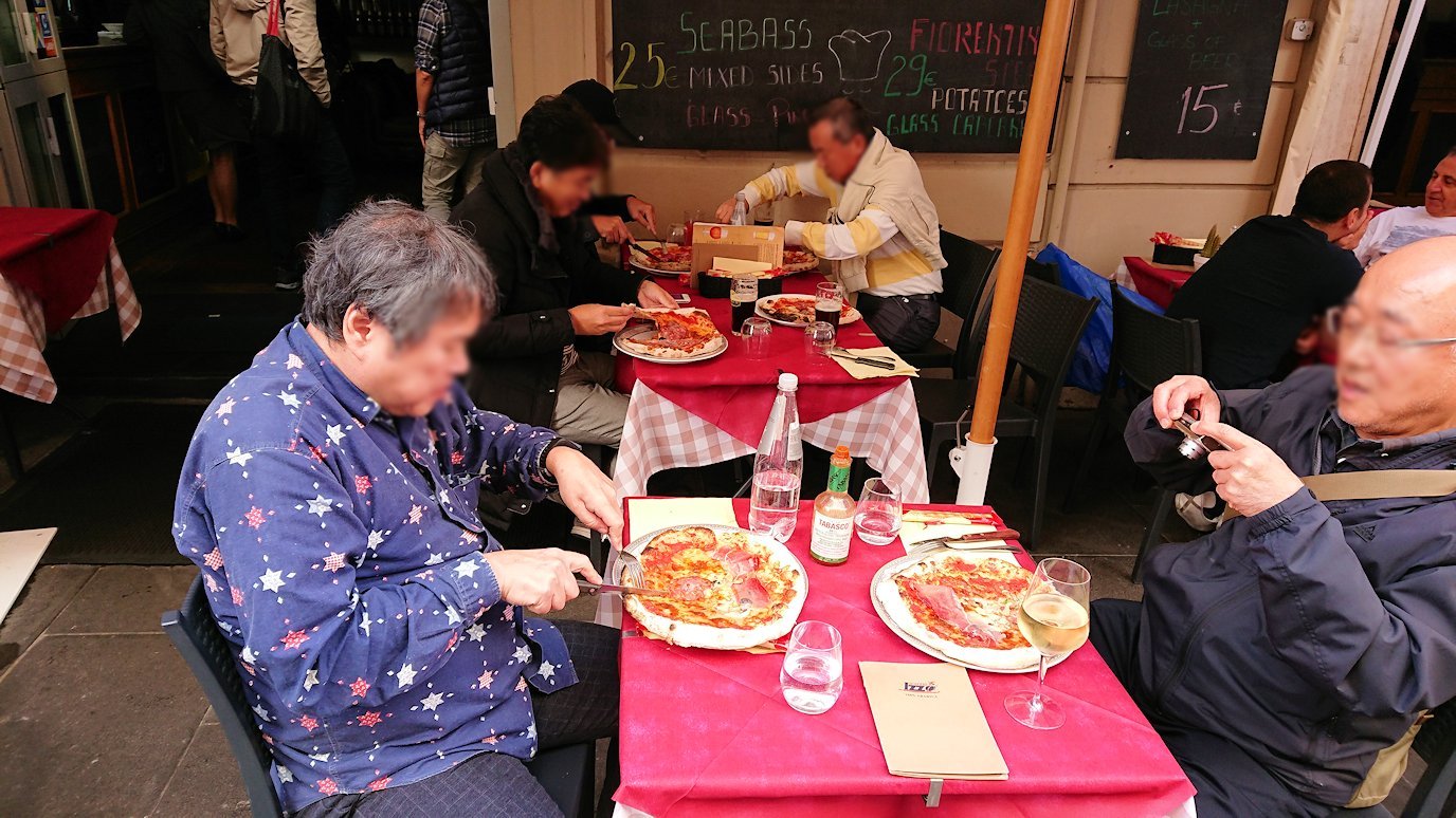 ローマ市内でバスを降りてピザ屋さんでピザを食べる様子2