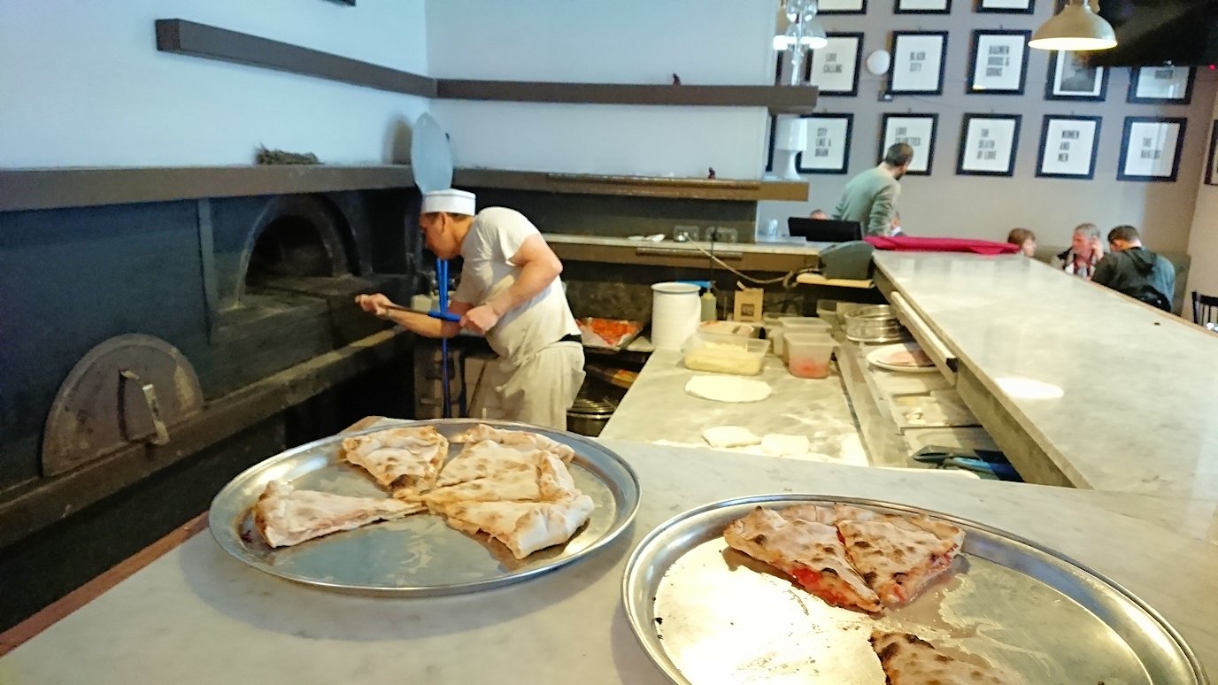 ローマ市内のピザ屋さんの店内でピザを作る様子