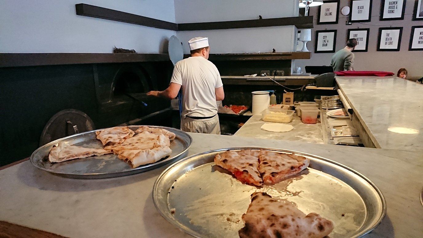 ローマ市内のピザ屋さんの店内でピザを作る様子2