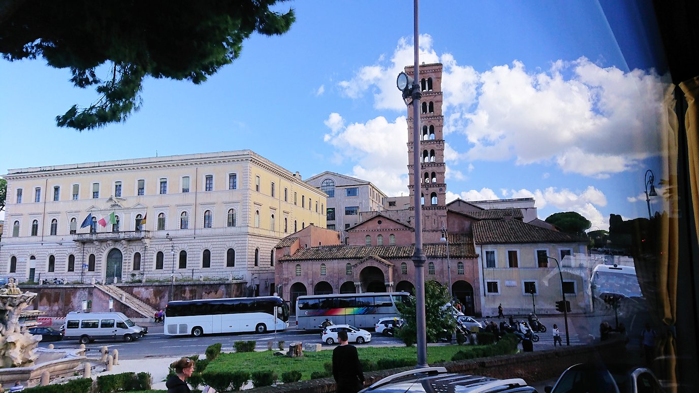 ローマ市内をバスで通り真実の口がある教会前を通る2