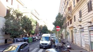 ローマ市内をバスでバチカン市国へ向かう道中の道路