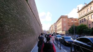 ローマ市内のバチカン市国の城壁横を歩く
