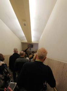 バチカン美術館からシスティーナ礼拝堂へ向く階段を降りる