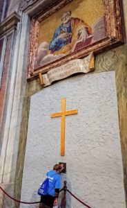 サンピエトロ大聖堂の構内の十字架2