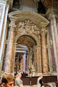 サンピエトロ大聖堂の構内の門