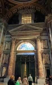 サンピエトロ大聖堂の構内の門2