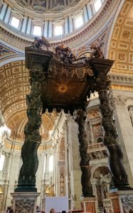 サンピエトロ大聖堂の構内の大天蓋の様子