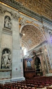 サンピエトロ大聖堂の構内のあっちを指さす像2