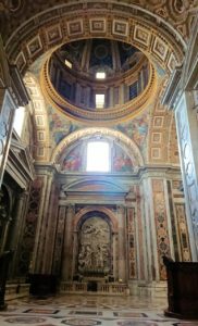 サンピエトロ大聖堂の構内の天窓
