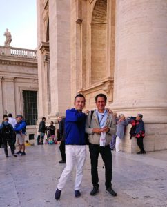 サンピエトロ大聖堂を出た所でガイドさんと記念撮影