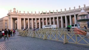 サンピエトロ広場の円柱群が揃う
