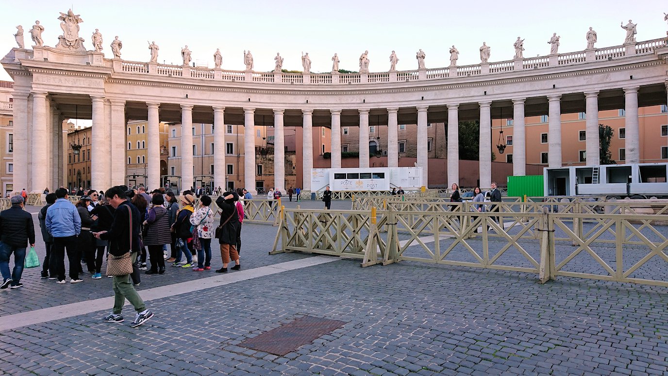 サンピエトロ広場でベルニーニポイントから揃った円柱を見てみる
