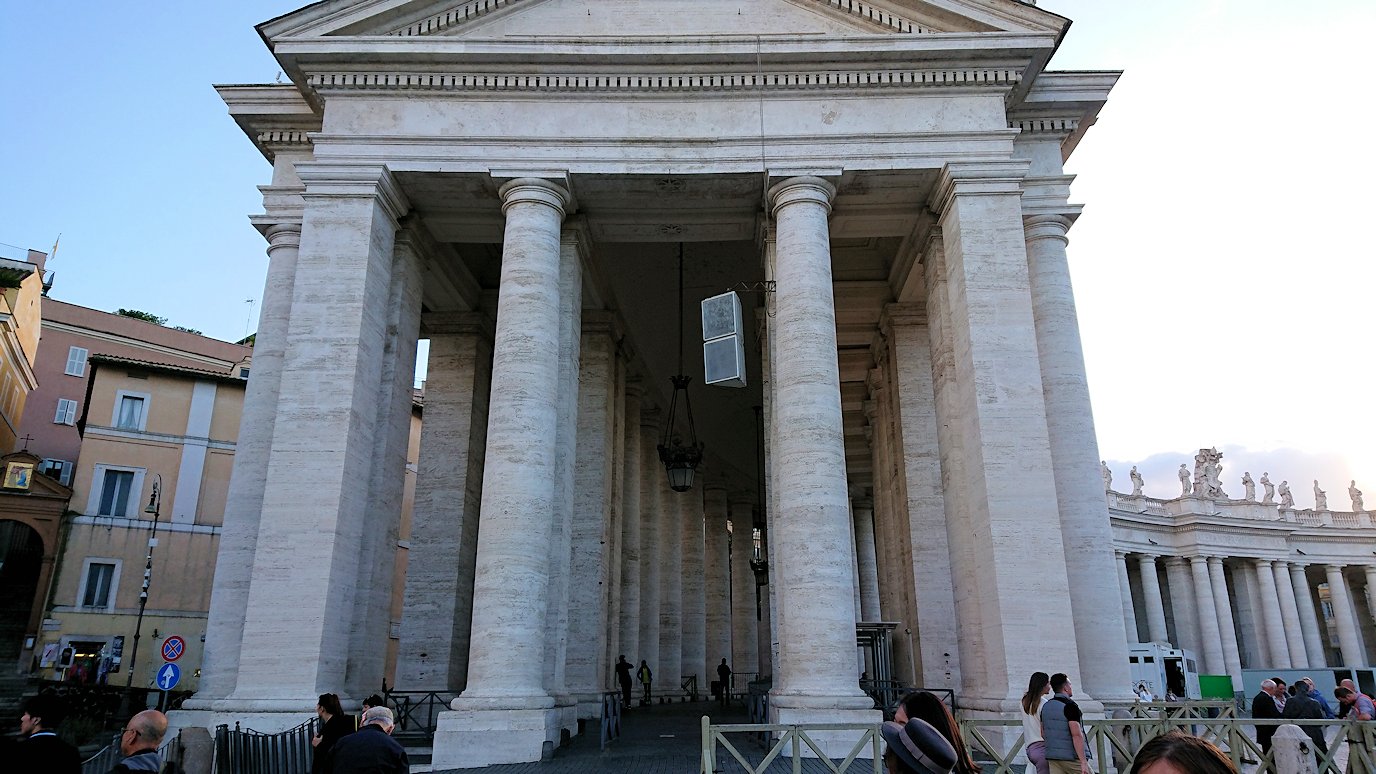 サンピエトロ広場の円柱のアップ