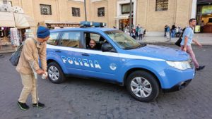 バチカン市国を警備する警官が乗ったパトカー