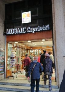 バチカン市国のお土産物屋さんに入る