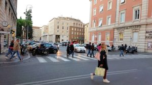 ローマ市内をスペイン広場を目指して歩く3