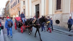 ローマ市内のスペイン広場に続く道には馬車が走る