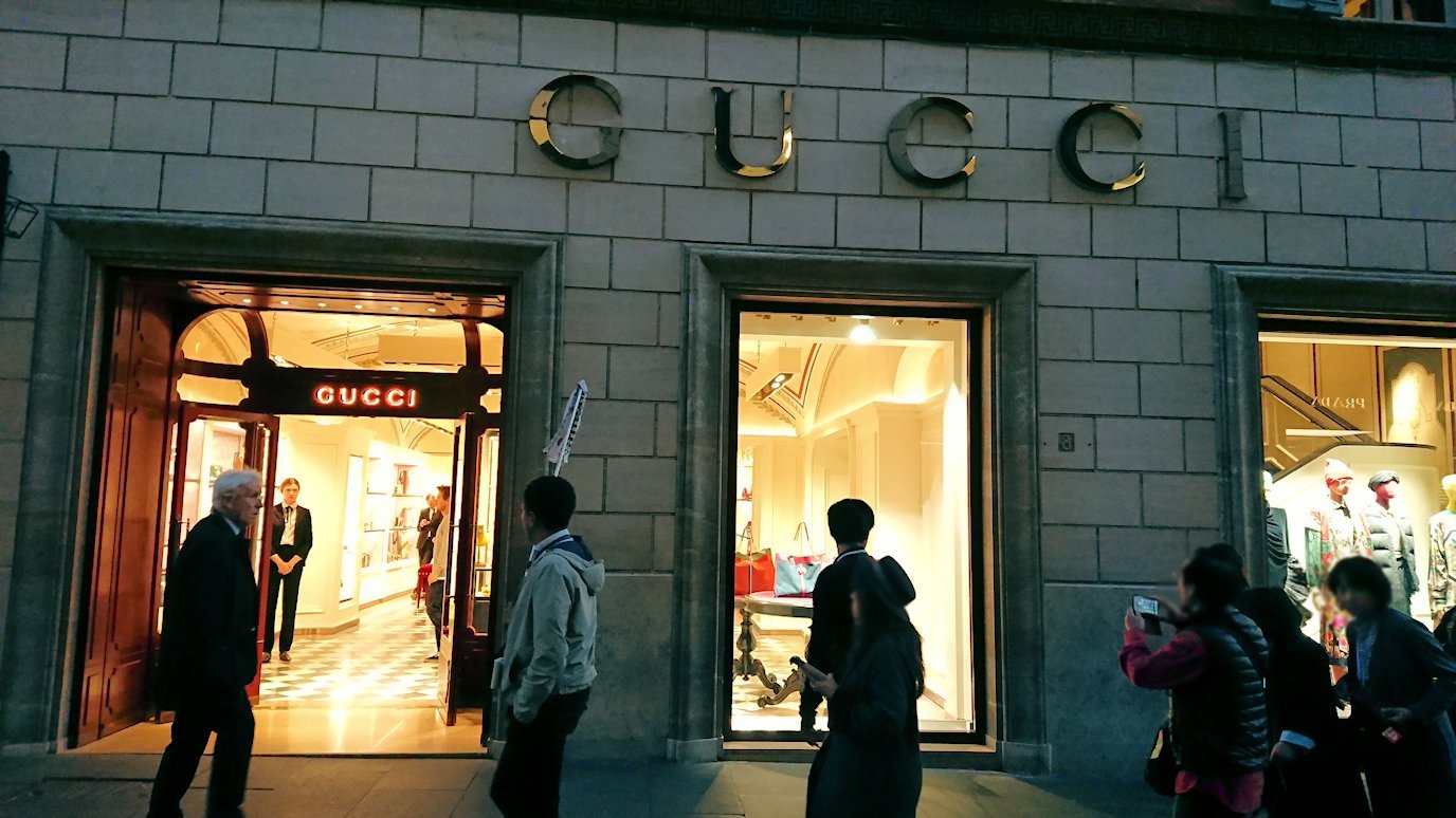 ローマ市内のスペイン広場に向かう道にあるブランドショップのグッチ2