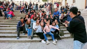 スペイン広場の階段で記念撮影する若者達