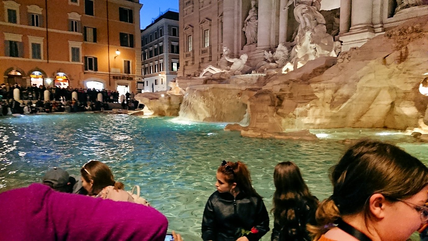 ローマ市内のトレビの泉の様子