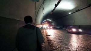 ローマ市内のトレビの泉からバス乗り場へ向かうトンネル