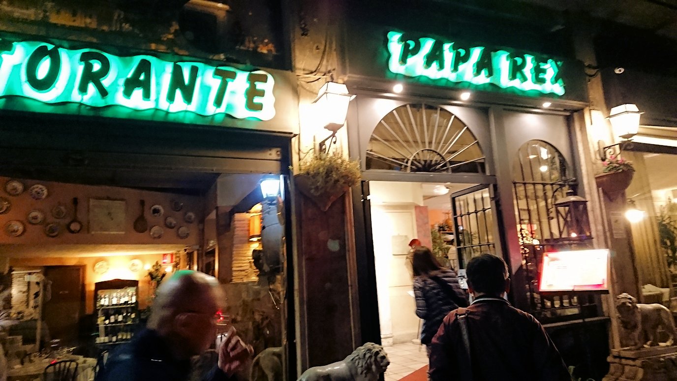 ローマ市内の夕食レストランに着いて中に入ります